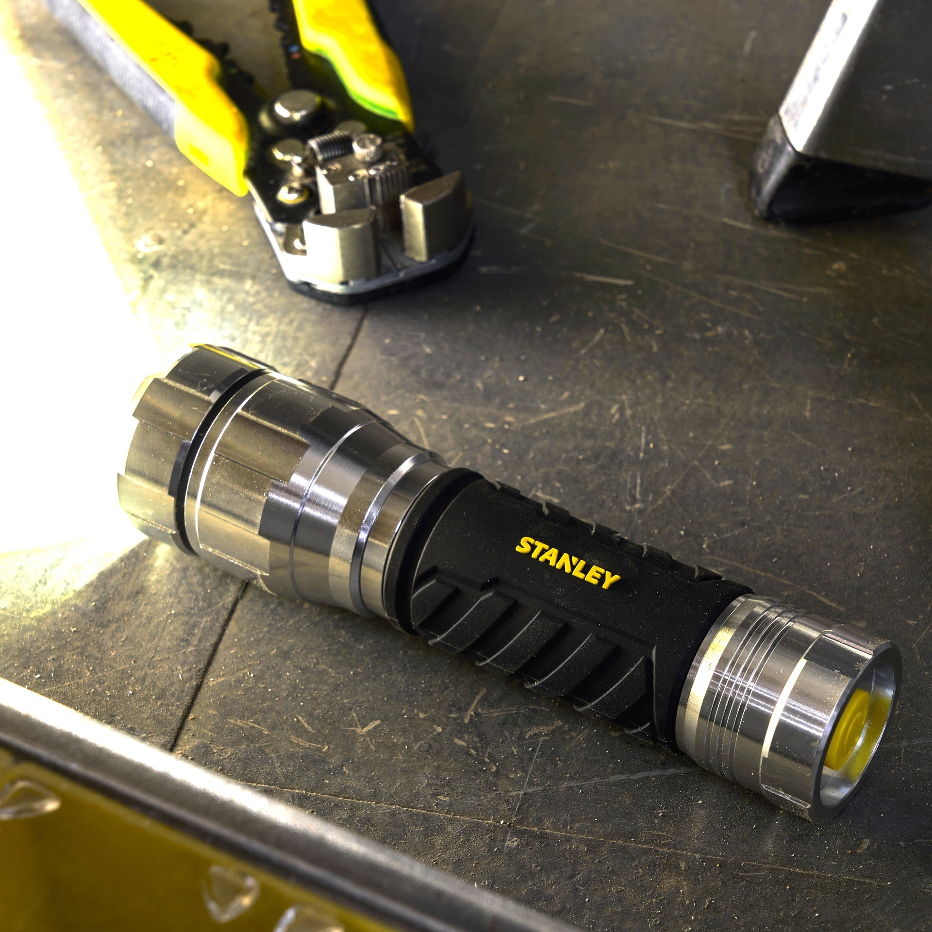 Stanley SXLS43184E 10W LED Hand Torch 4000K Black and Yellow