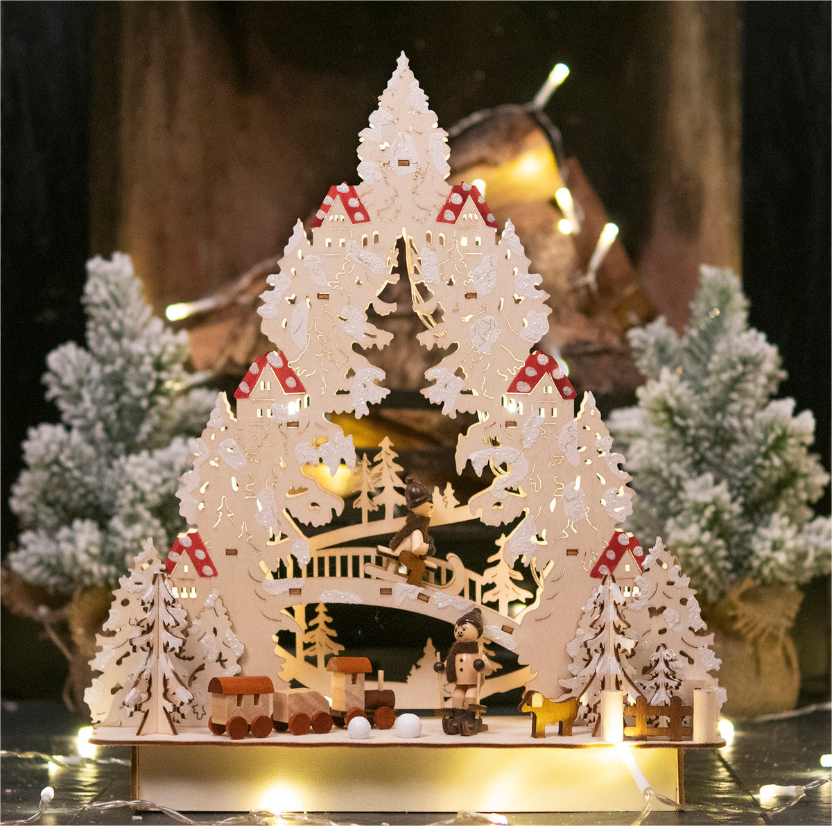 St Helens Home and Garden GH9034 33cm LED Wooden Festive Scene (Battery Operated)